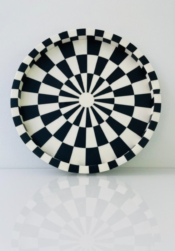 Image 1 of Bandeja posmoderna en blanco y negro con estampado gráfico.