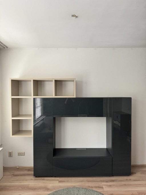 Isassi wall cabinet with (non-transparent) glass doors
