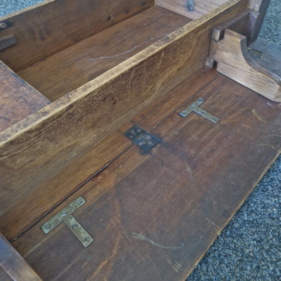 Image 1 of Table d'appoint ancienne en bois avec tiroir et plateau rabattable
