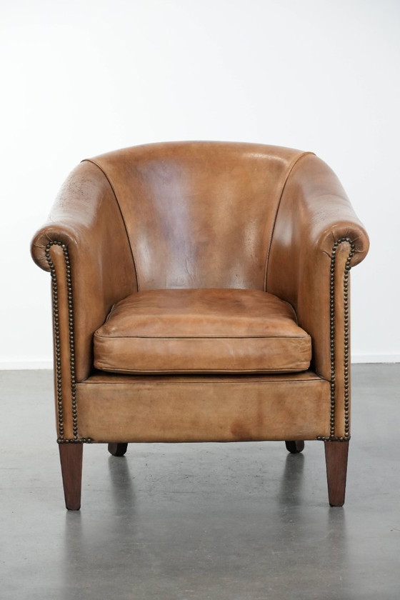 Image 1 of Fauteuil club en peau de mouton aux magnifiques teintes cognac clair