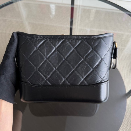 Image 1 of Sac hobo Chanel Gabrielle petit modèle - Cuir de veau matelassé noir, finitions dorées
