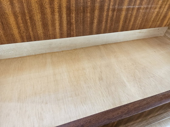 Image 1 of Commode des années 1950 recouverte de noyer avec poignées en laiton