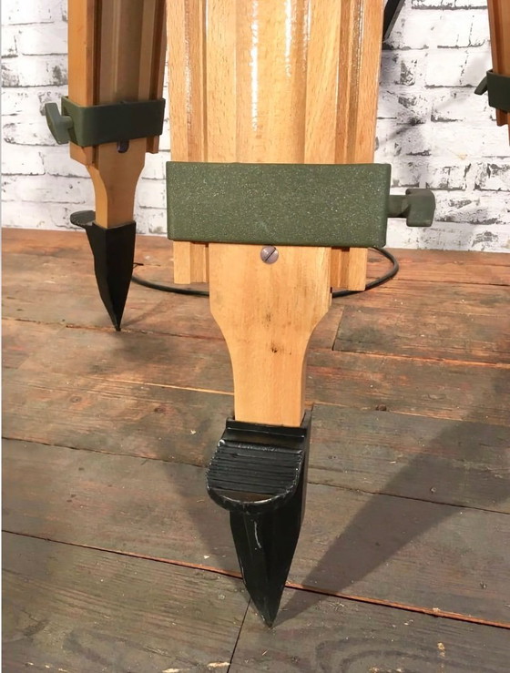 Image 1 of Gran foco industrial negro sobre trípode de madera, década de 1960