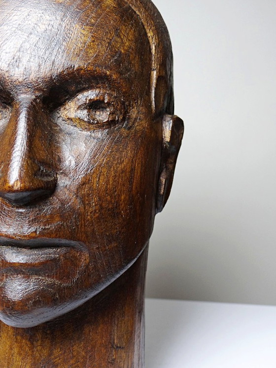 Image 1 of Een sculptuur uit één stuk hout, voorstellende een mannenhoofd, vintage vakmanschap uit de 20e eeuw (jaren 1950).
