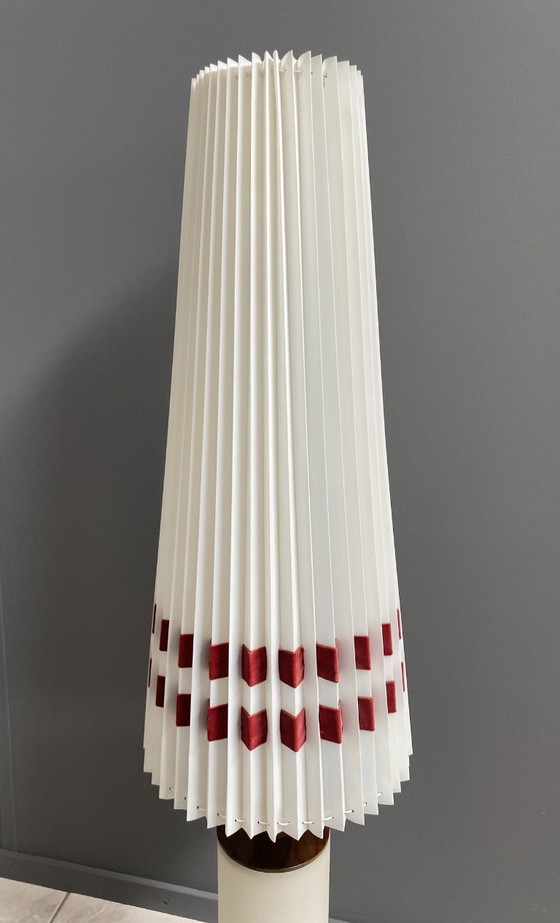 Image 1 of Lampada da terra bianca anni '60, luce nella base e nel paralume, etichetta originale ancora attaccata