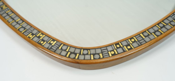Image 1 of Très beau et rare miroir moderne des années 1950, orné d'une mosaïque et encadré en bois de cerisier.