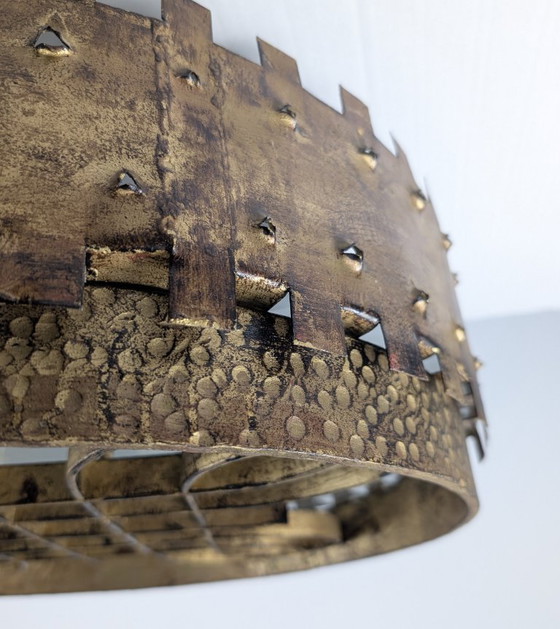 Lampada da soffitto brutalista di metà secolo in ferro battuto dorato con motivo a castello, anni '40 (photo 10 of 11)
