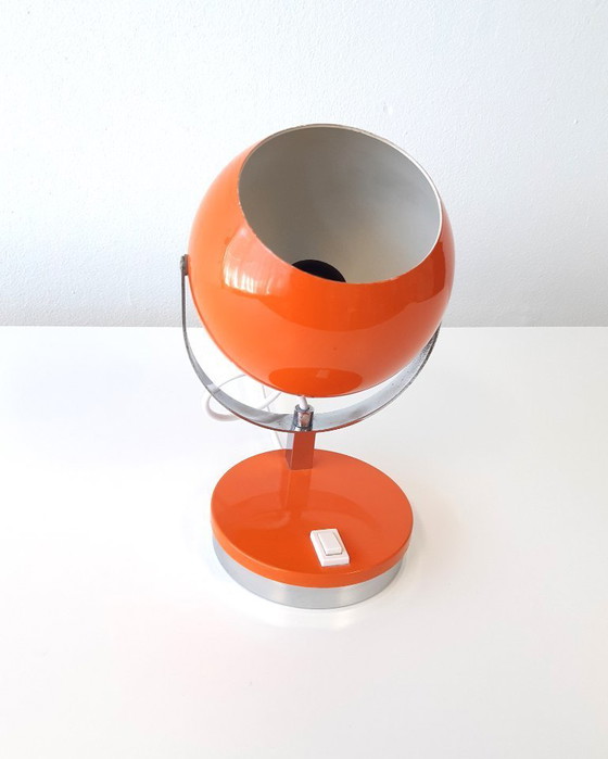 Image 1 of Vintage grafisch oranje metalen eyeball tafellampje, space age lampjeVintage grafisch oranje metalen eyeball tafellampje, space 
