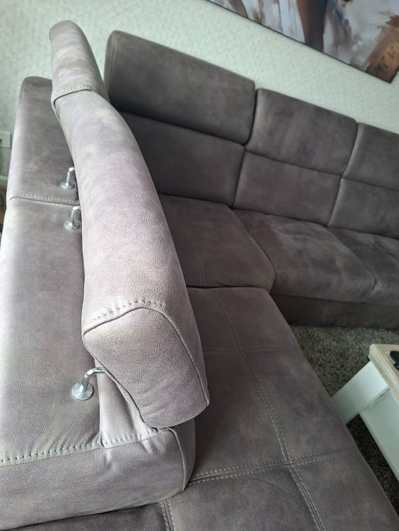 Image 1 of Divano angolare in tessuto marrone effetto pelle