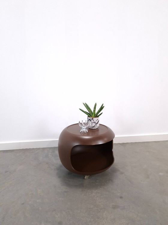 Table basse ronde Space Age marron sur roulettes avec compartiment ouvert – Tables basses, Plastic, Metal (photo 2 of 14)