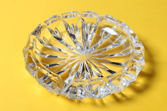 Vintage asbak van zwaar geslepen glas, groot rond accessoire uit het midden van de 20e eeuw. (photo 7 of 11)