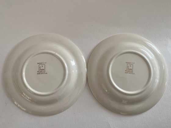 Image 1 of Cesta de porcelana Salem, fabricada en EE. UU. aproximadamente en 1950.