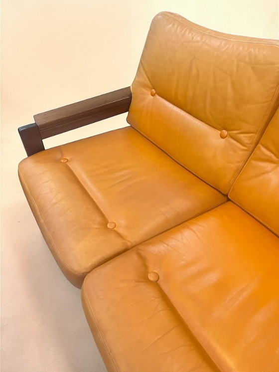 Image 1 of Dänisches Mid-Century-Rahmensofa, 1970er Jahre, Massivholzrahmen mit cognacfarbenen Lederkissen, im Stil von Svend Åge Eriksen.