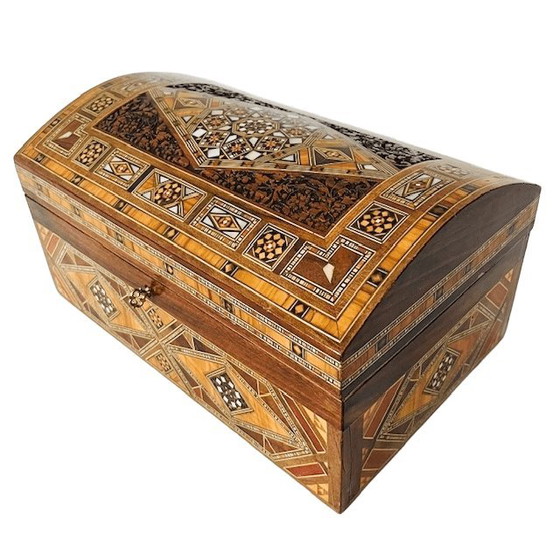 Image 1 of Vintage XL Khatam geometrische houten sieradendoos met slot parelmoer inlegwerk hout 1970's