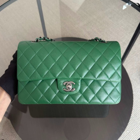 Image 1 of Chanel Classic Flap Medium - Caviar 25CM Gesteppte Doppelklappe Grün Silberne Hardware Serie 21