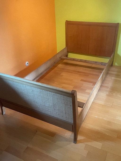 Lit en bois des années 1950, style milieu du siècle, avec cannage viennois.