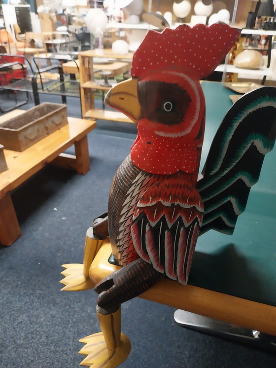 Image 1 of 1 coq assis d'art populaire des années 1970, 75 cm de haut