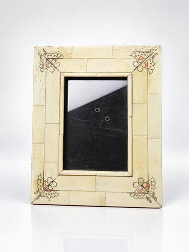 Cornice per foto vintage in osso di cammello inciso, artigianato indiano, anni '90