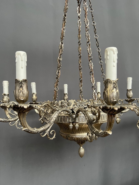 Grote, zeldzame antieke kroonluchter van massief verzilverd brons, Empire-stijl, met 12 lichtpunten. (photo 14 of 18)