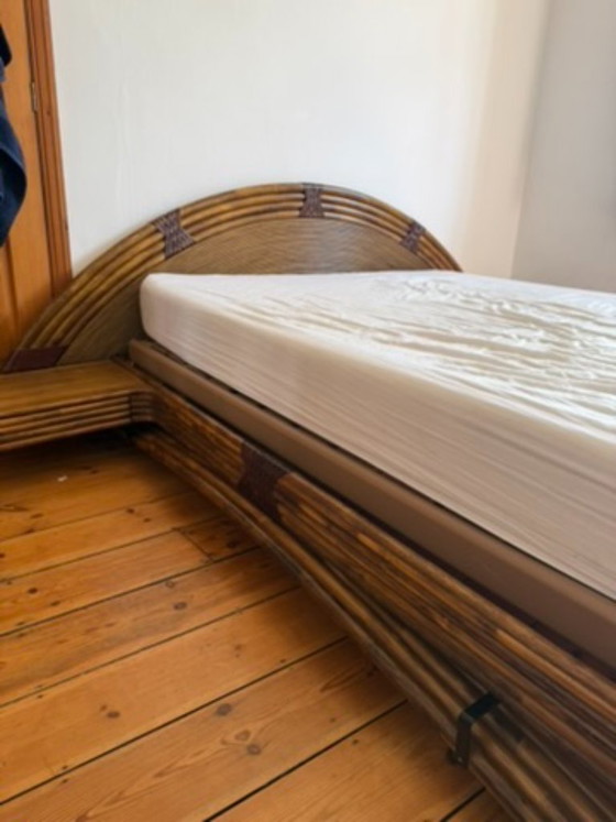 Letto matrimoniale in rattan marrone con testiera e comodini integrati, Roche Bobois, Letti matrimoniali, Bambù (foto 2 di 6)