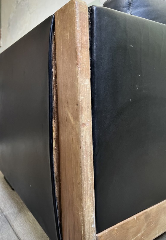 Image 1 of Gestoffeerde fauteuil 920 in hout en leer van Afra en Tobia Scarpa (jaren 70)