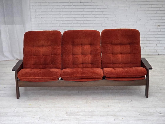 Image 1 of Dänisches 3-Sitzer-Sofa aus den 1970er Jahren, orange/roter Möbelvelours, Eichenholz.