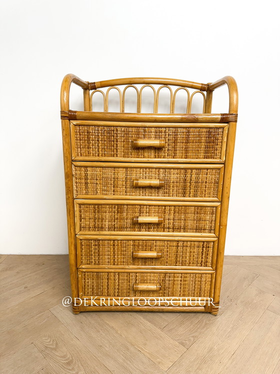 Image 1 of Commode vintage en rotin tressé, cinq tiroirs