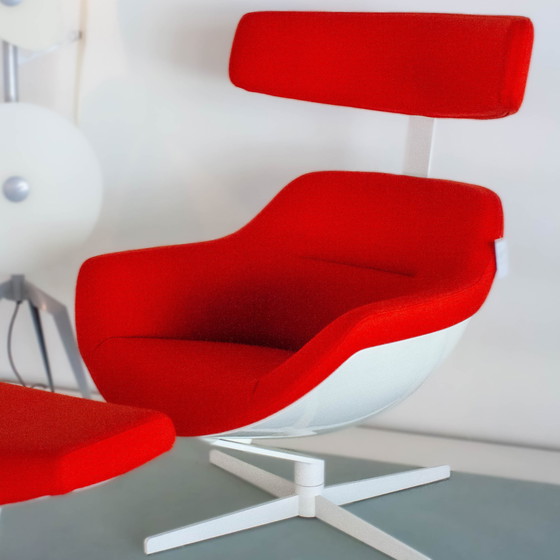 Image 1 of Poltrona girevole con pouf Cassina Auckland