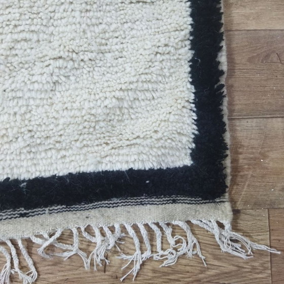 Image 1 of Marokkanischer Berberteppich Beni Ouarain – 273 x 160 cm – Naturwolle – Minimalistischer schwarzer Rand