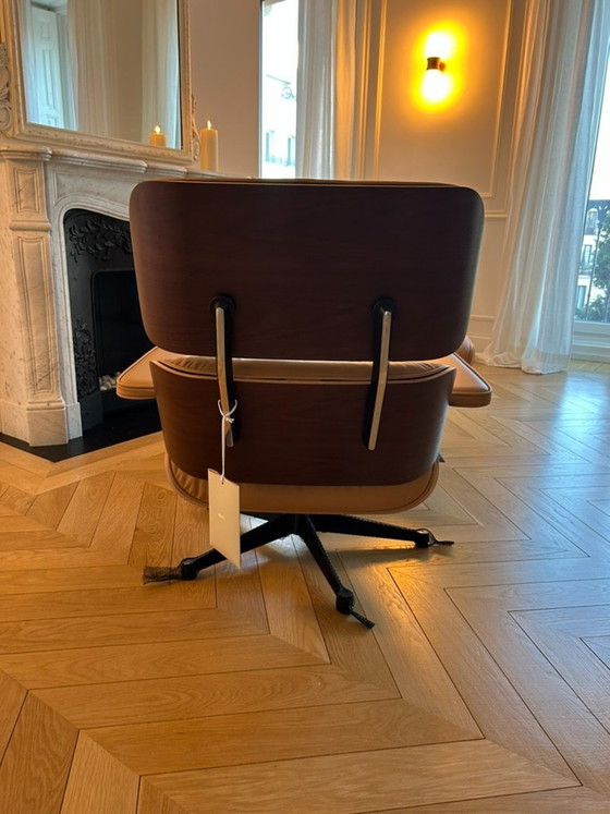 Vitra Eames Lounge Chair & Ottoman Nieuw – Klassiek Model – Notenhout en Premium Oker Leer (Verzegeld) (photo 3 of 15)