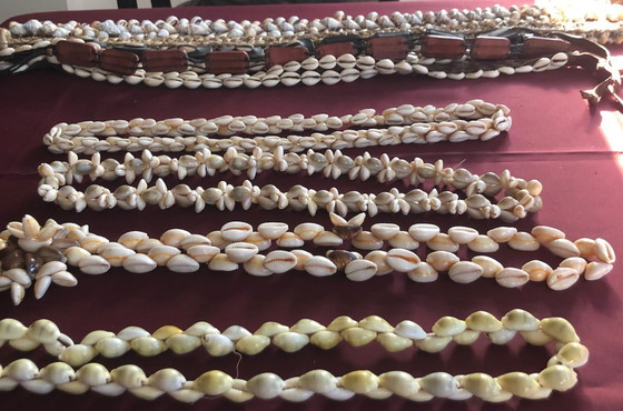Image 1 of Collectie traditionele schelp- en kauri-gordels uit West-Afrika en Melanesië.
