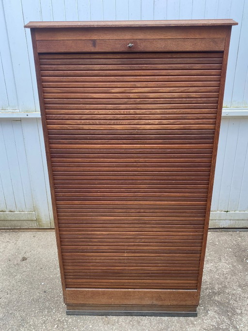 Archiefkast/kantoorkast met roldeksel uit de jaren 1950, gemaakt van eikenhout en fineer.