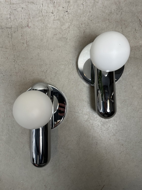 Image 1 of 2 appliques murales au design vintage - chromées et opalines