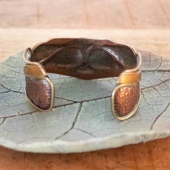 Image 1 of Bracelet manchette en laiton, cuivre et lapis-lazuli
