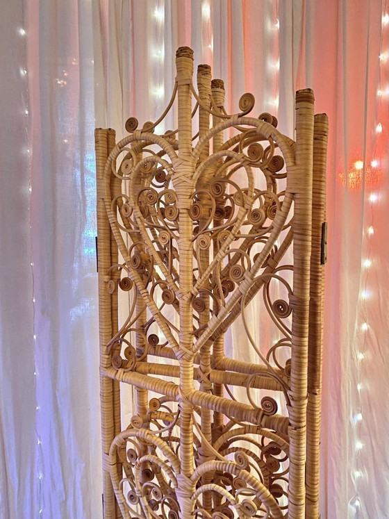 Image 1 of Paravent vintage en osier à motif cœur