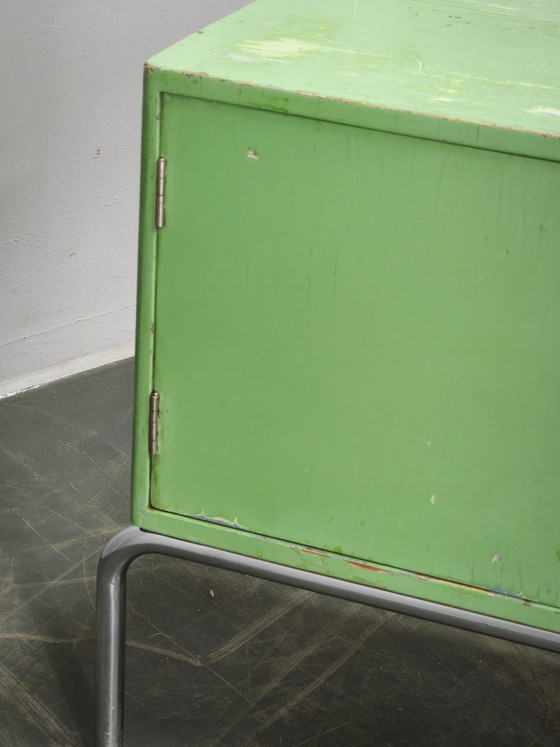 Image 1 of Bauhaus groene kaptafel met spiegel en chromen frame, Tsjechoslowakije jaren 1930