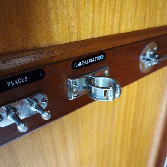 Image 1 of Armadio da uomo Compactom Ltd modello JCH con cassetti segreti – Inghilterra, ca. 1920