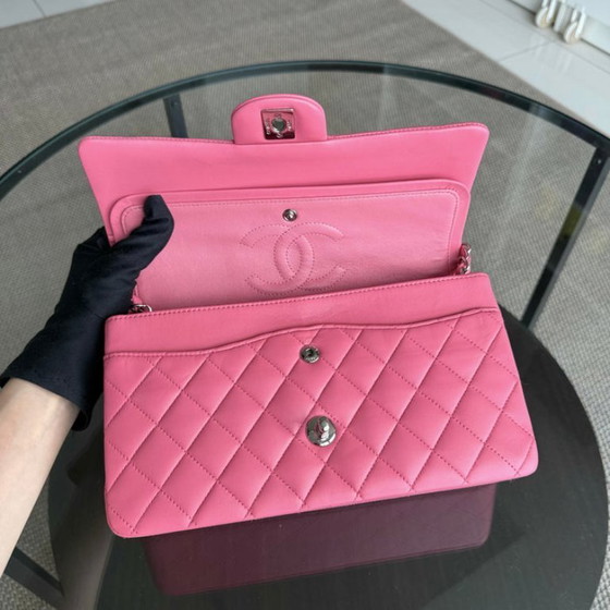 Image 1 of Borsa Chanel Classic Flap Medium - 25 cm in pelle di agnello trapuntata rosa chiaro con finiture argentate, serie 16