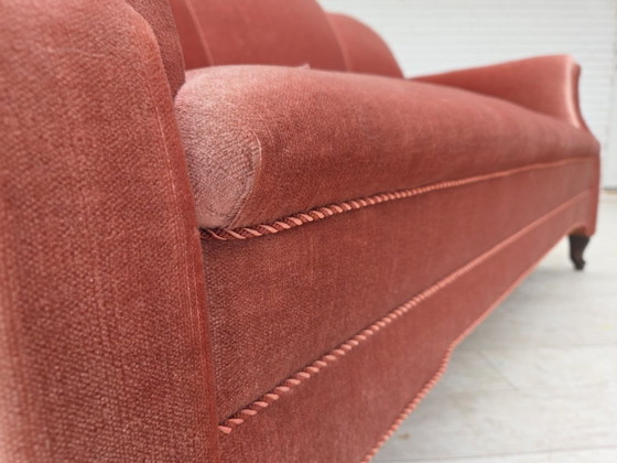 Image 1 of Canapé danois 2 places des années 1950, revêtement en velours rose saumon, pieds en chêne.