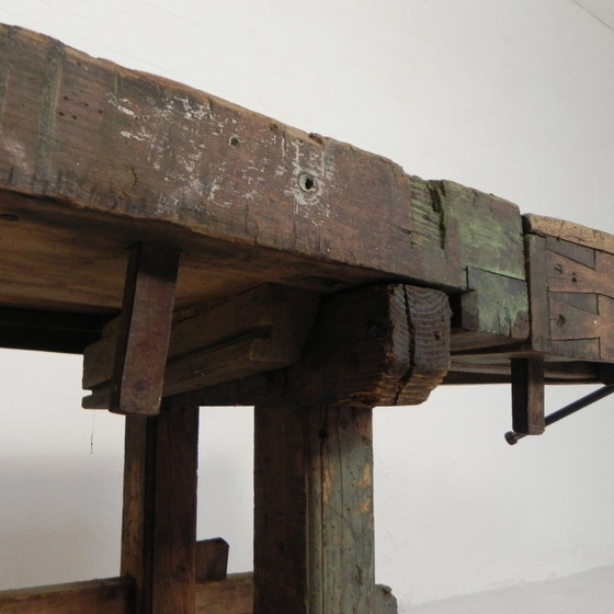 Banco de trabajo industrial de madera con tornillo de banco, 194 cm de largo, década de 1930. (photo 28 of 34)