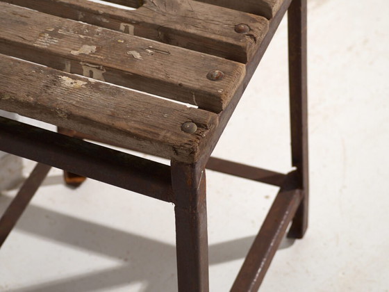 Antique industrial stool in pine wood and iron – Central Europe, circa 1950 – Industrieel (photo 16 of 40)