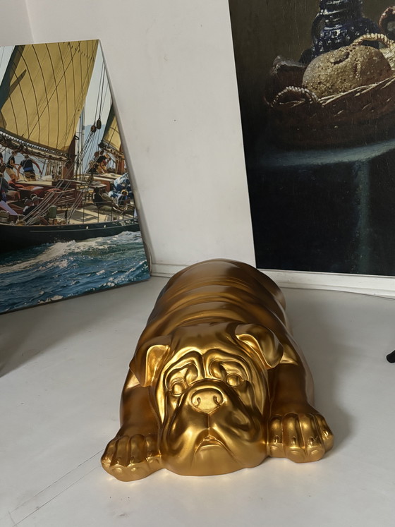 Image 1 of Designerskulptur einer liegenden englischen Bulldogge aus Goldharz, 90 cm