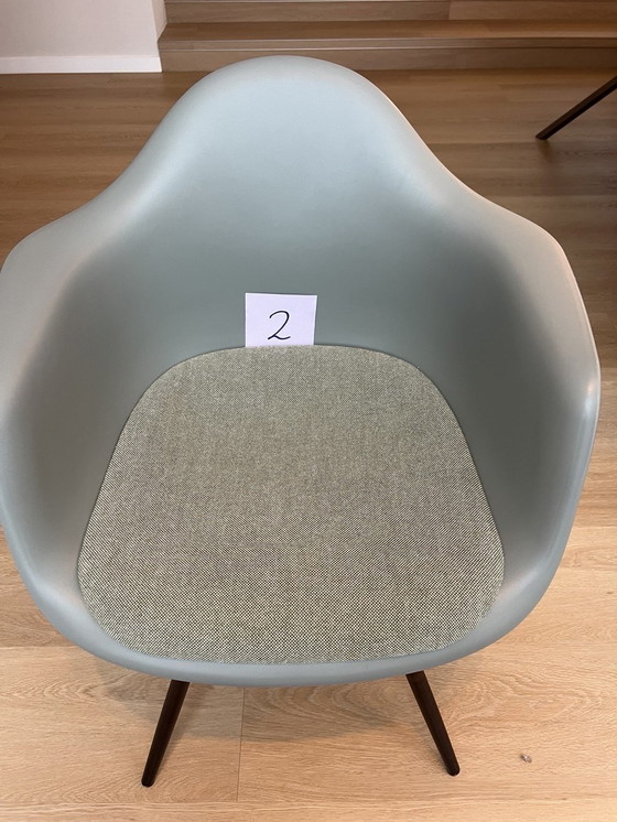 Image 1 of 6 sillas Vitra Eames DAW con cojines de asiento fijos