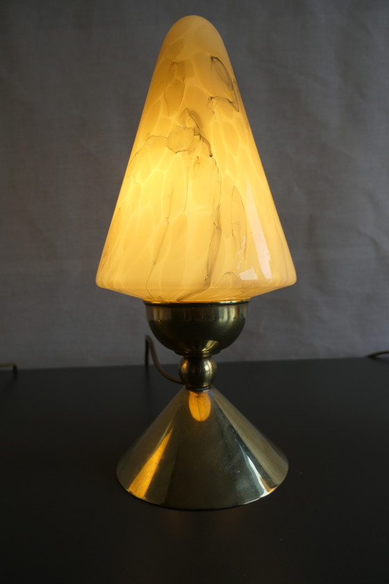 Image 1 of Tre caratteristiche lampade da tavolo Art Déco, coniche, in ottone e vetro marmorizzato