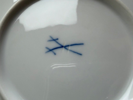 Originele Meissen serveerschaal met uienmotief, model 825, vervaardigd in 1951, tweede keus, Ø 34 cm