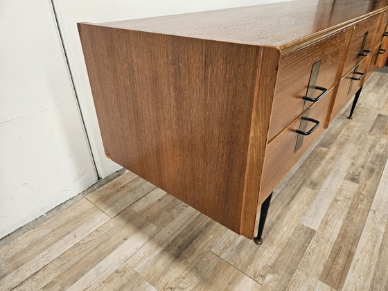 Image 1 of Notenhouten ladekast uit de jaren 60 met details van ijzer en messing.
