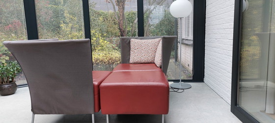 Image 1 of Zwei Montis Scene Sessel mit Ottomanen. Rot mit Anthrazit und attraktiven Kissen.