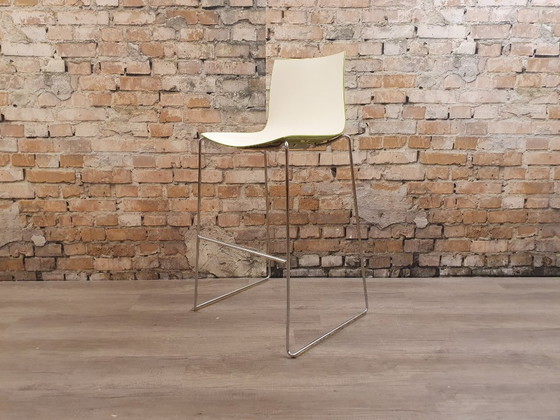 Image 1 of 2 tabourets de bar Arper Catifa 46, modèle traîneau, vert/blanc