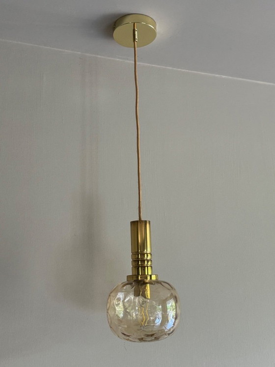 Image 1 of Deux suspensions uniques de style Mid-Century, en verre fumé et laiton, soufflées à la bouche.
