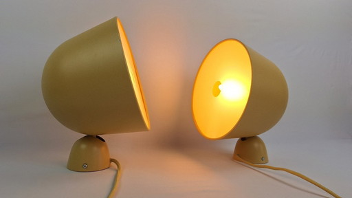 Par de apliques de pared vintage de color amarillo mostaza